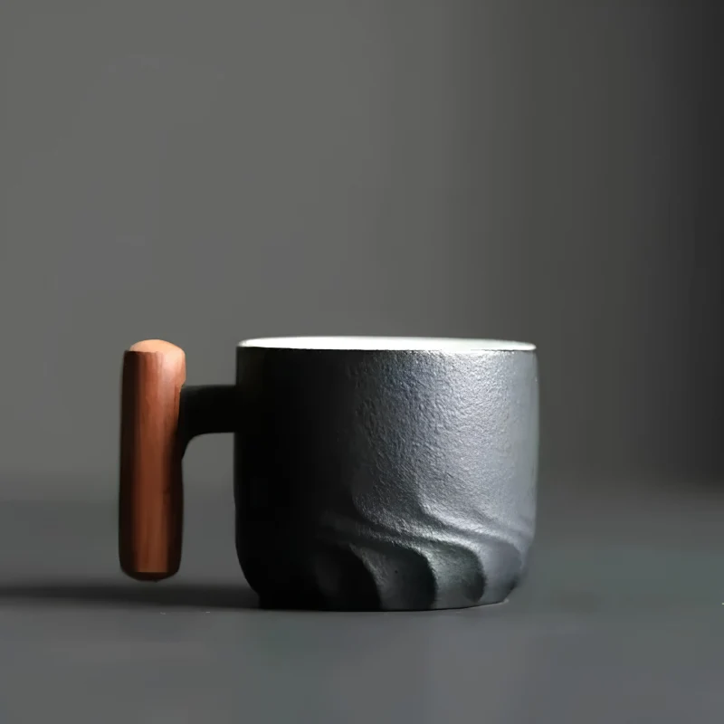Tasse en céramique avec poignée en bois
