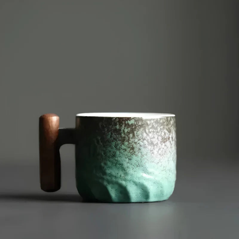 Tasse en céramique avec poignée en bois
