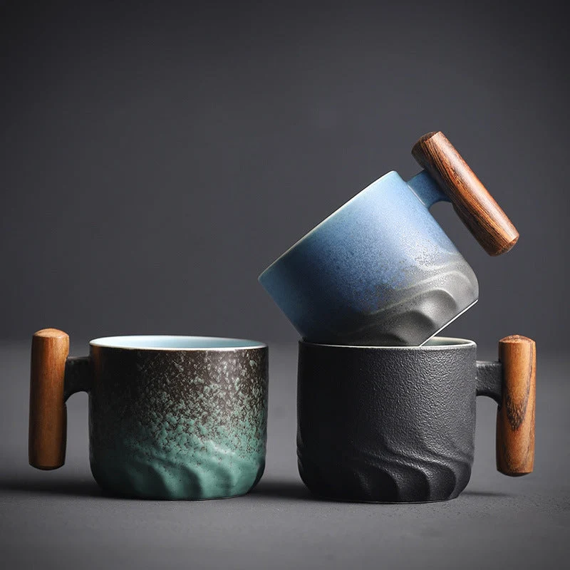 Tasse en céramique avec poignée en bois