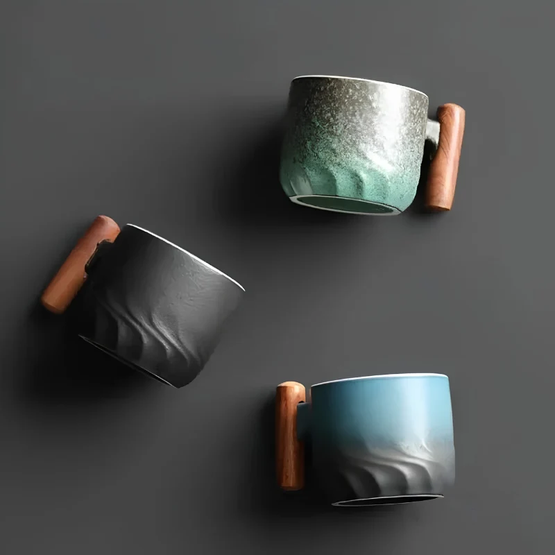 Tasse en céramique avec poignée en bois