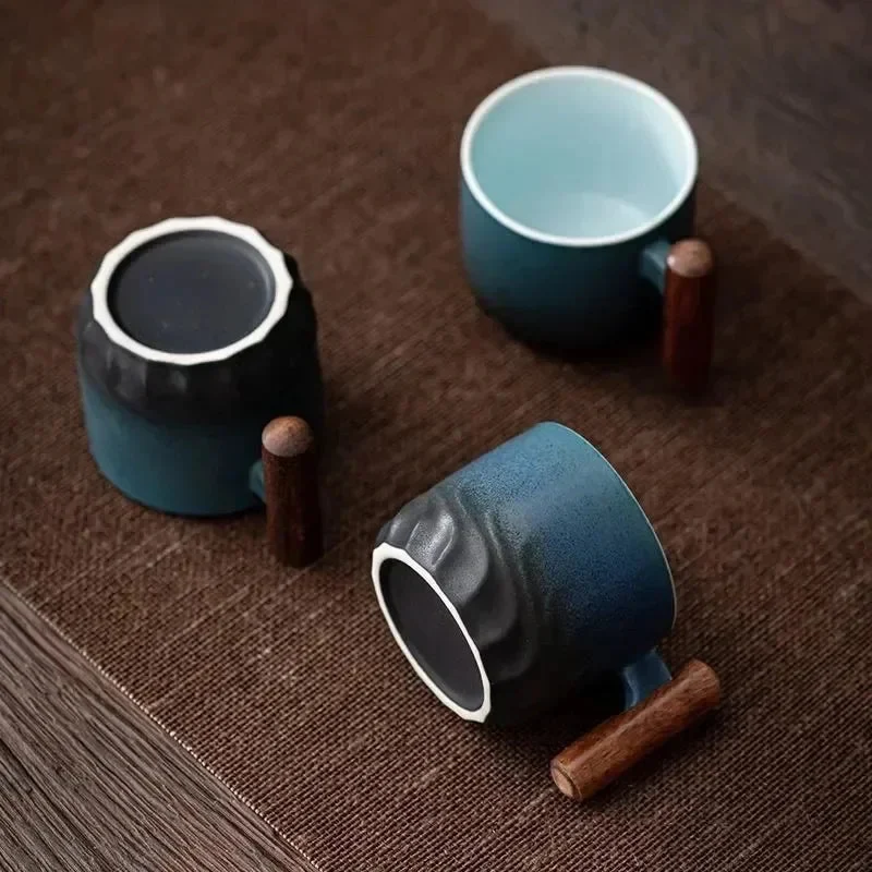 Tasse en céramique avec poignée en bois