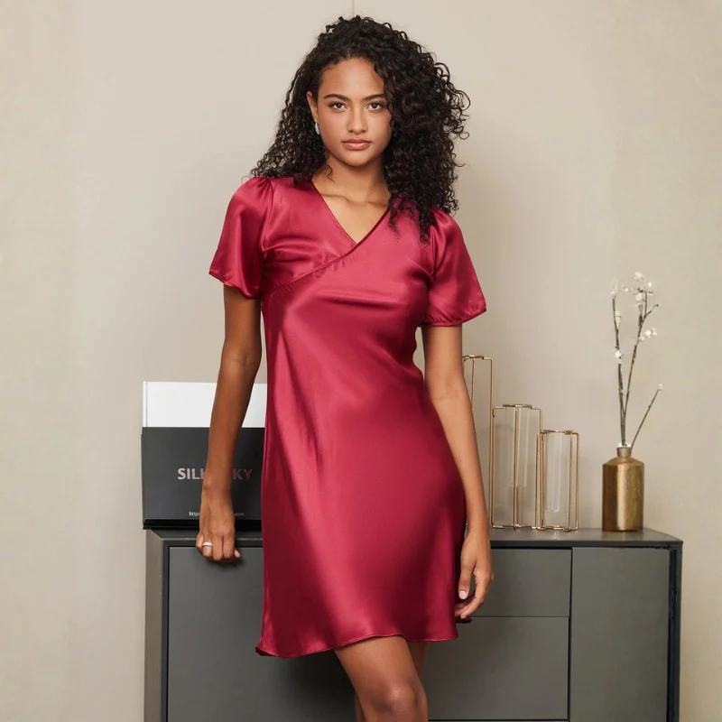 Chemise de nuit femme en satin à col V