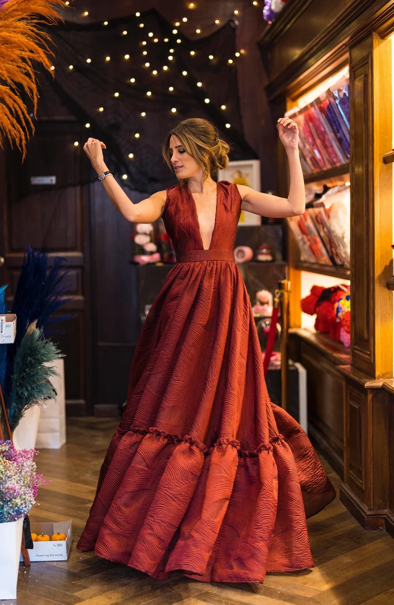 Robe longue du soir en tissus relief bordeaux