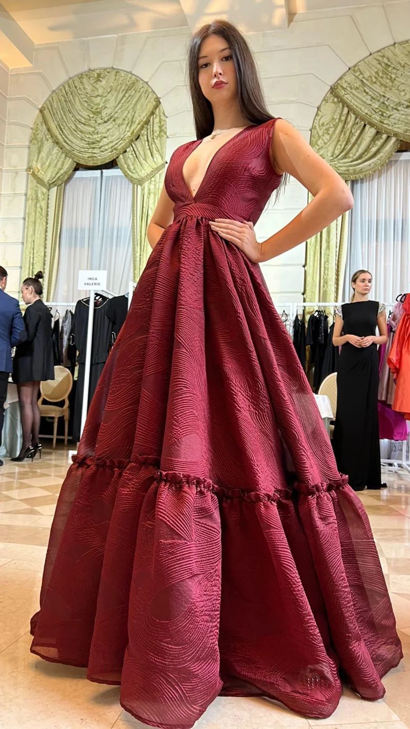 Robe longue du soir en tissus relief bordeaux