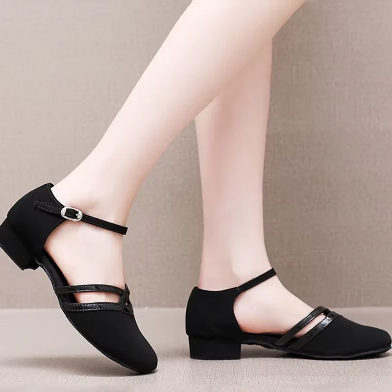 Sandales à bout fermé pour femme avec bride réglable