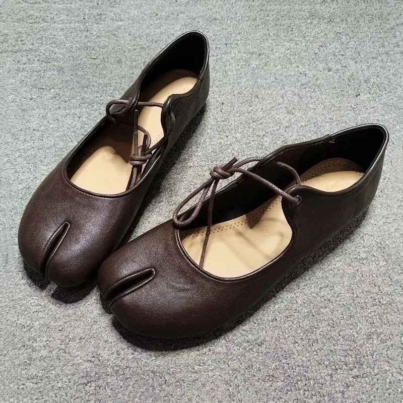 Chaussures plates à bout fendu pour femme avec lacets
