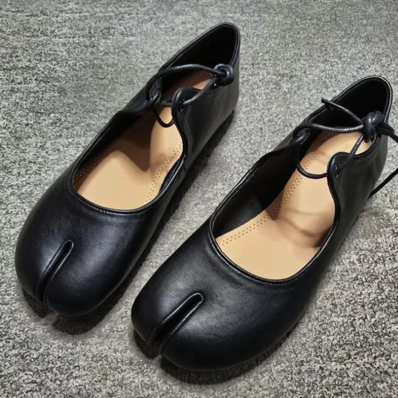 Chaussures plates à bout fendu pour femme avec lacets