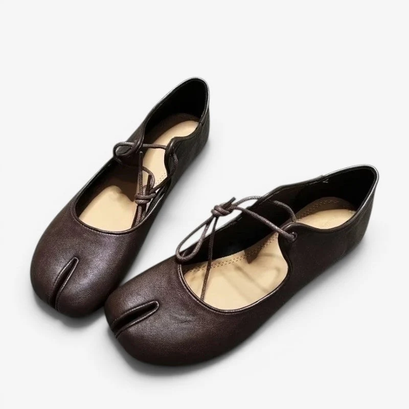 Chaussures plates à bout fendu pour femme avec lacets