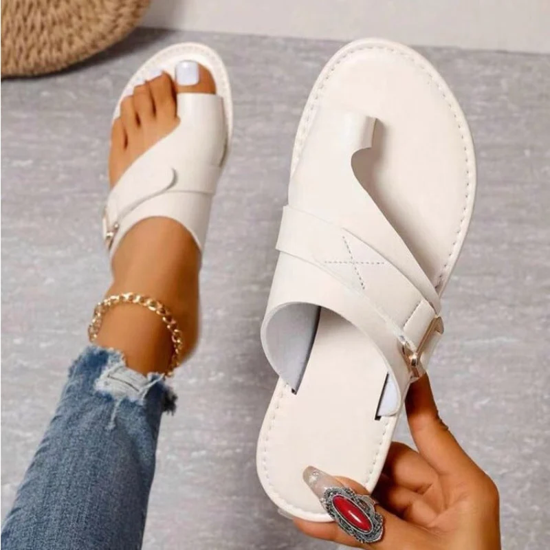 Sandales plates pour femme avec passant d’orteil
