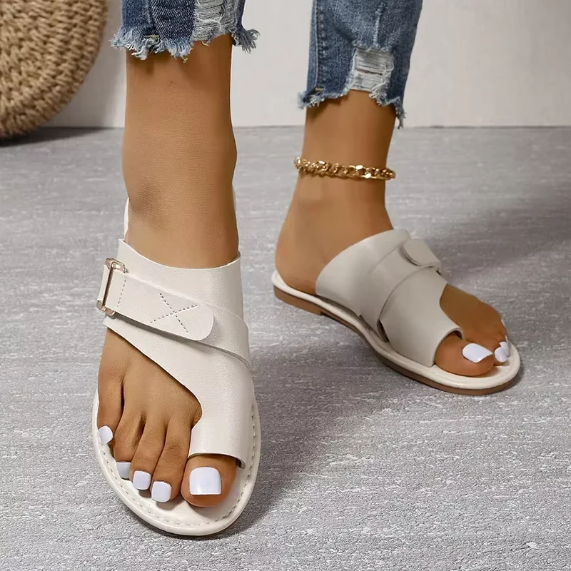 Sandales plates pour femme avec passant d’orteil