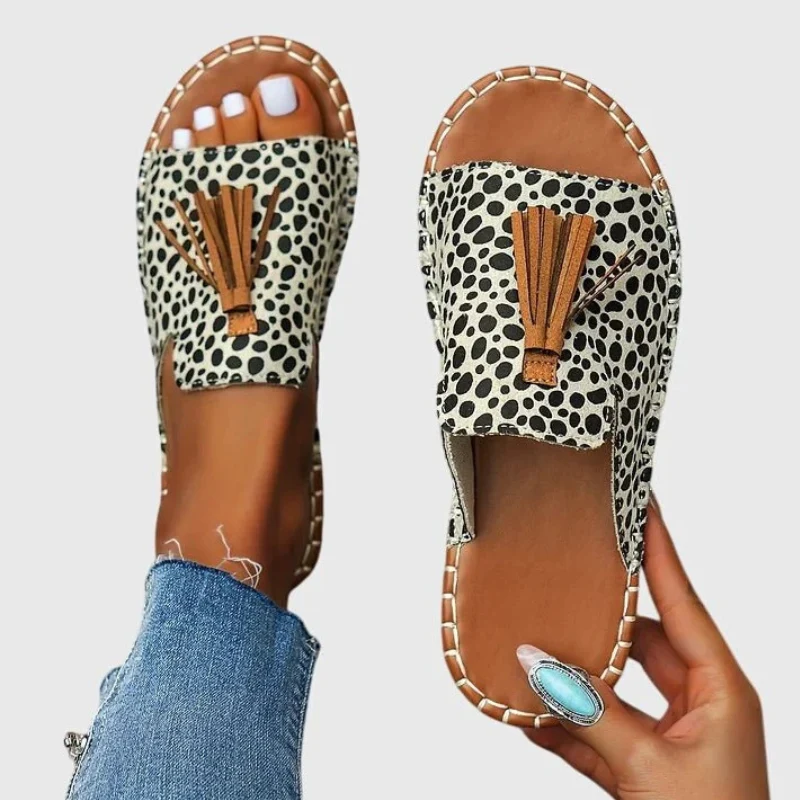 Sandales à enfiler pour femme avec détail à pompon