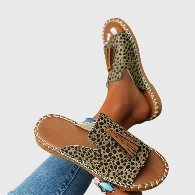 Sandales à enfiler pour femme avec détail à pompon