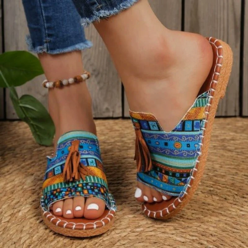 Sandales à enfiler pour femme avec détail à pompon