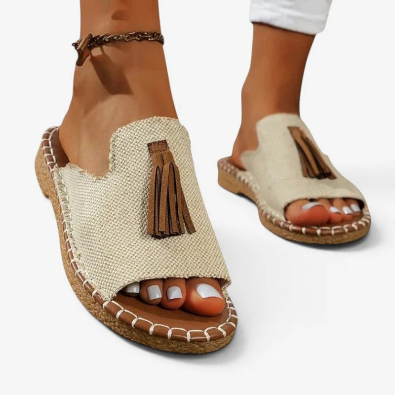Sandales à enfiler pour femme avec détail à pompon