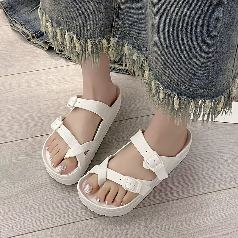 Chaussons à enfiler pour femme avec passant d’orteil