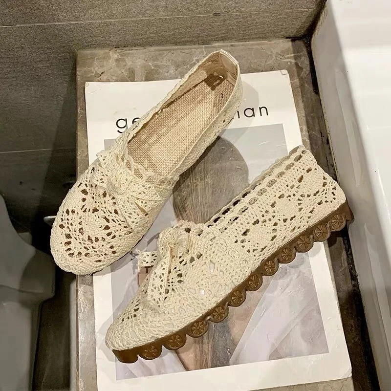 Chaussures plates à bout rond pour femme avec design perforé