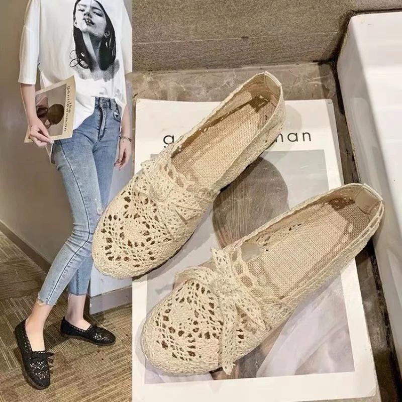 Chaussures plates à bout rond pour femme avec design perforé