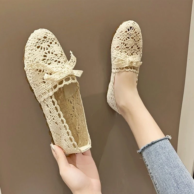 Chaussures plates à bout rond pour femme avec design perforé
