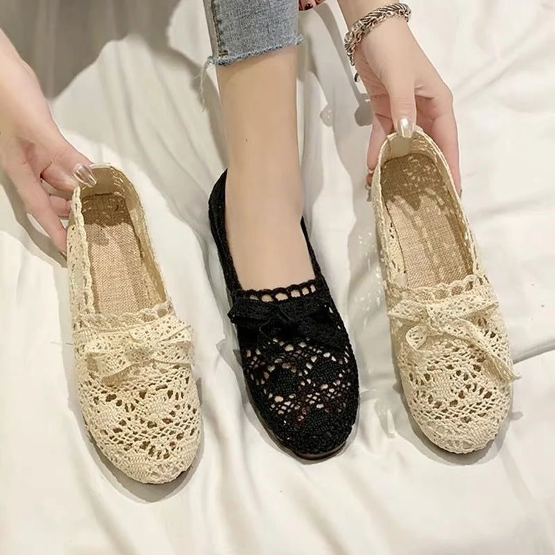 Chaussures plates à bout rond pour femme avec design perforé