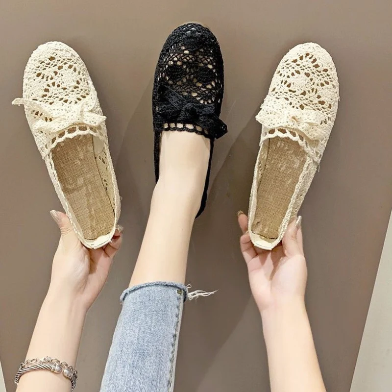 Chaussures plates à bout rond pour femme avec design perforé