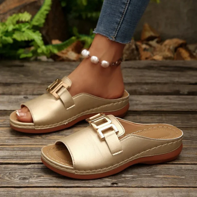 Sandales compensées à enfiler pour femme avec boucle décorative