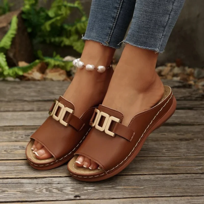 Sandales compensées à enfiler pour femme avec boucle décorative