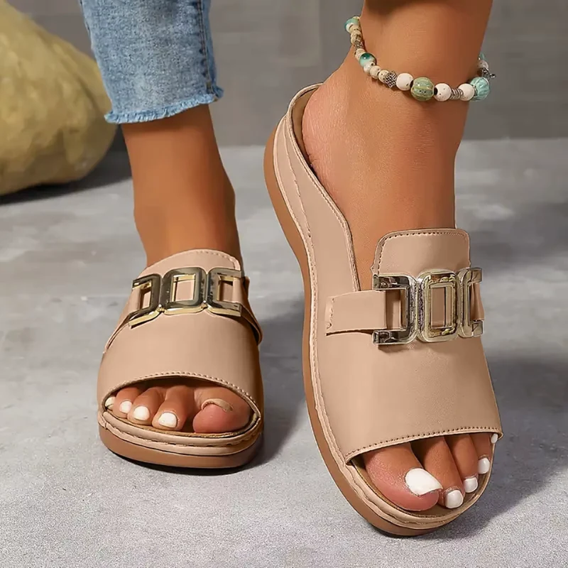 Sandales compensées à enfiler pour femme avec boucle décorative