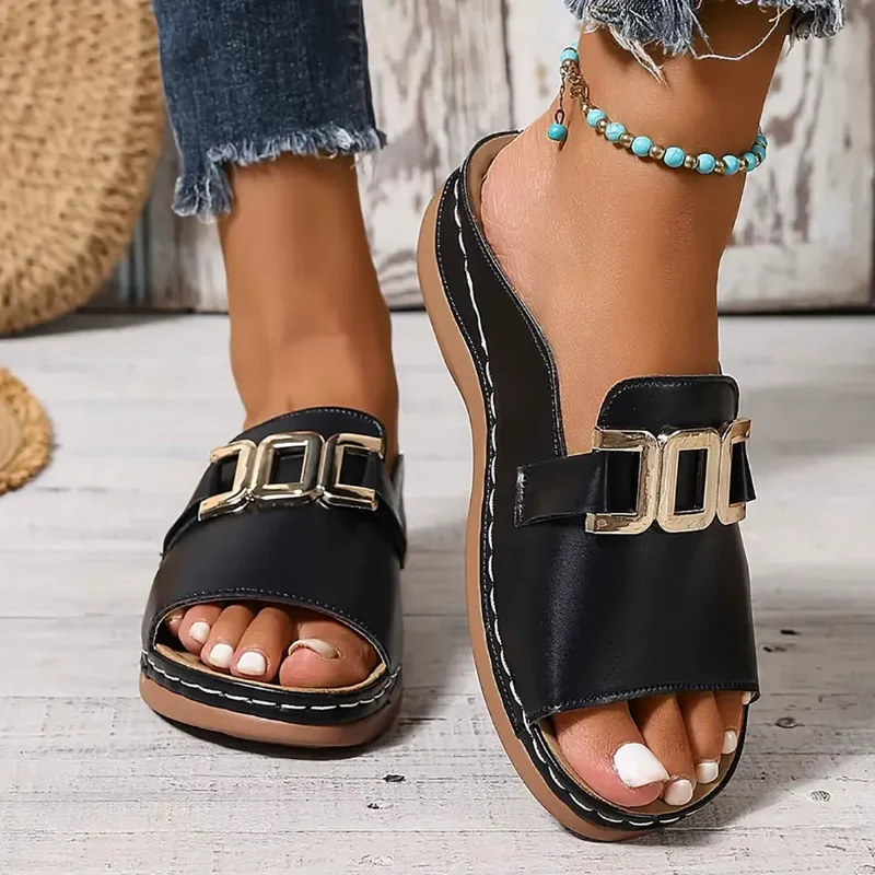 Sandales compensées à enfiler pour femme avec boucle décorative