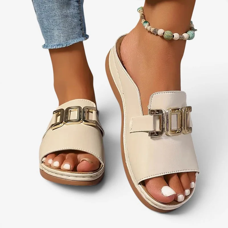 Sandales compensées à enfiler pour femme avec boucle décorative