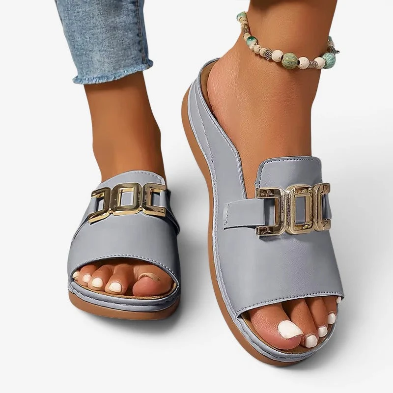 Sandales compensées à enfiler pour femme avec boucle décorative