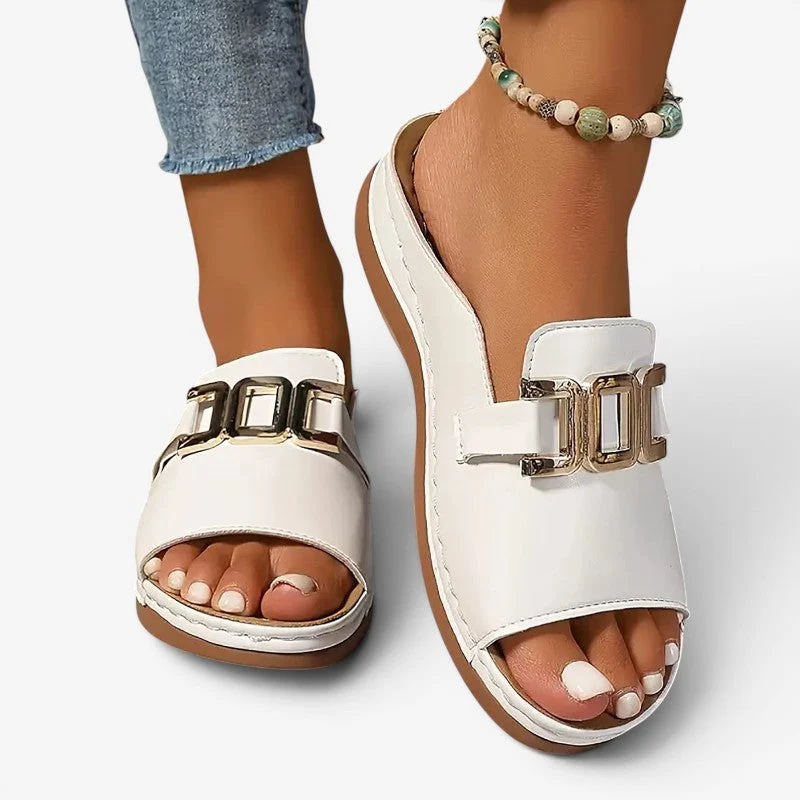 Sandales compensées à enfiler pour femme avec boucle décorative