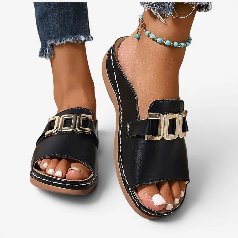 Sandales compensées à enfiler pour femme avec boucle décorative