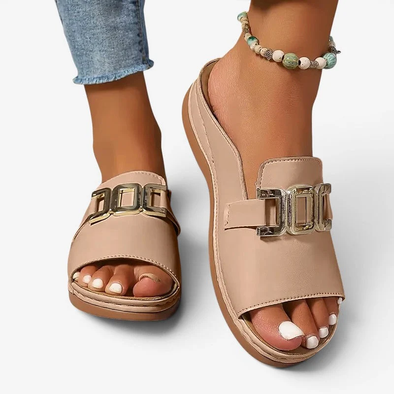 Sandales compensées à enfiler pour femme avec boucle décorative