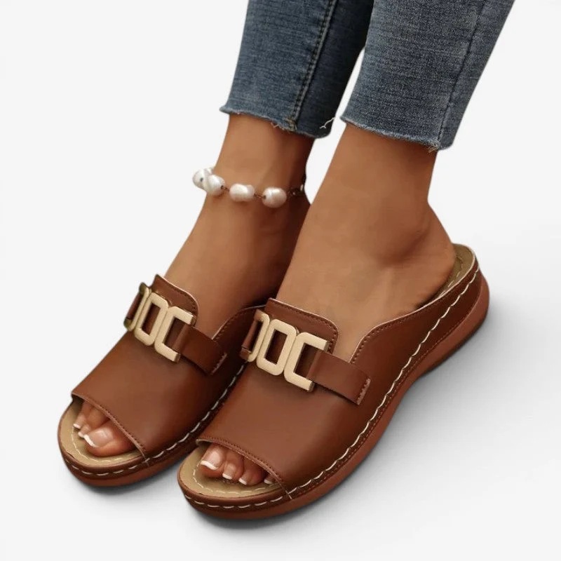Sandales compensées à enfiler pour femme avec boucle décorative