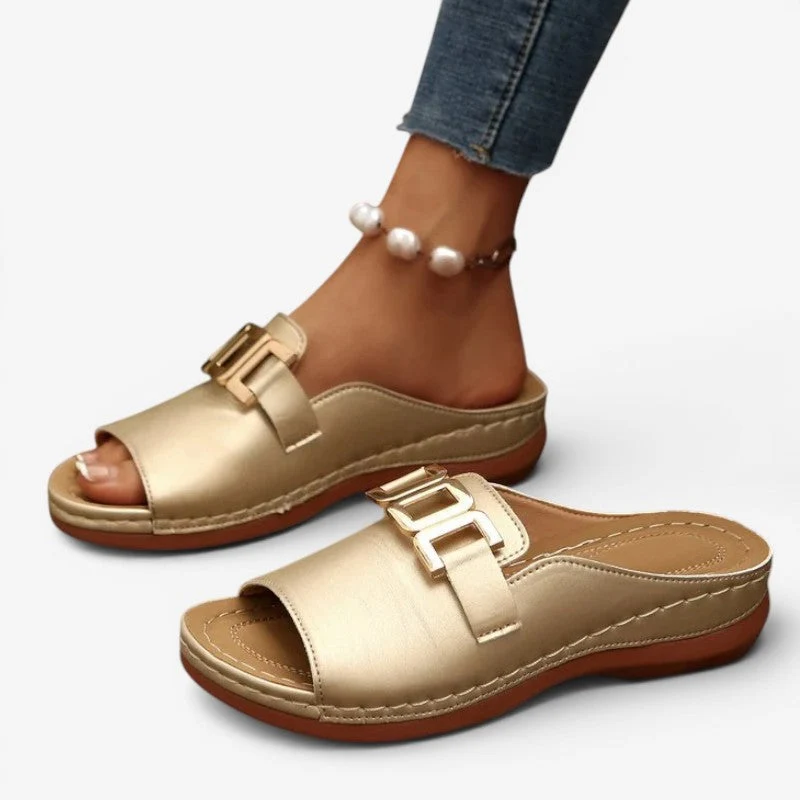 Sandales compensées à enfiler pour femme avec boucle décorative