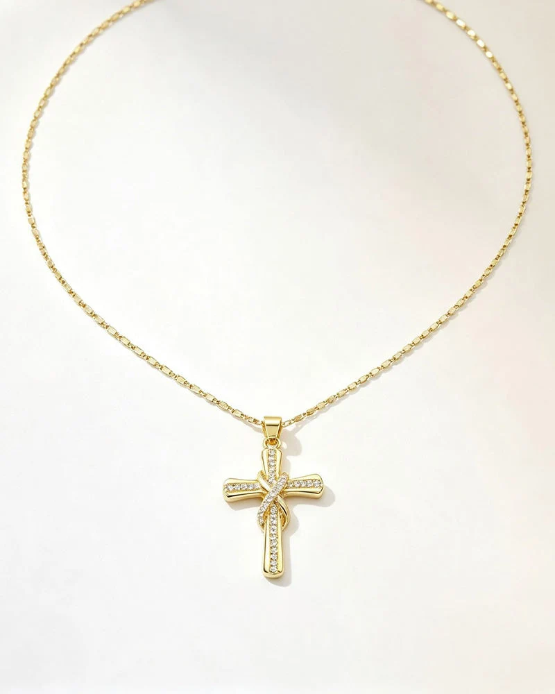 ✝️ Collier Femme avec Pendentif Croix Scintillant – Design Torsadé Élégant Pour Le Quotidien & Les Occasions Spéciales