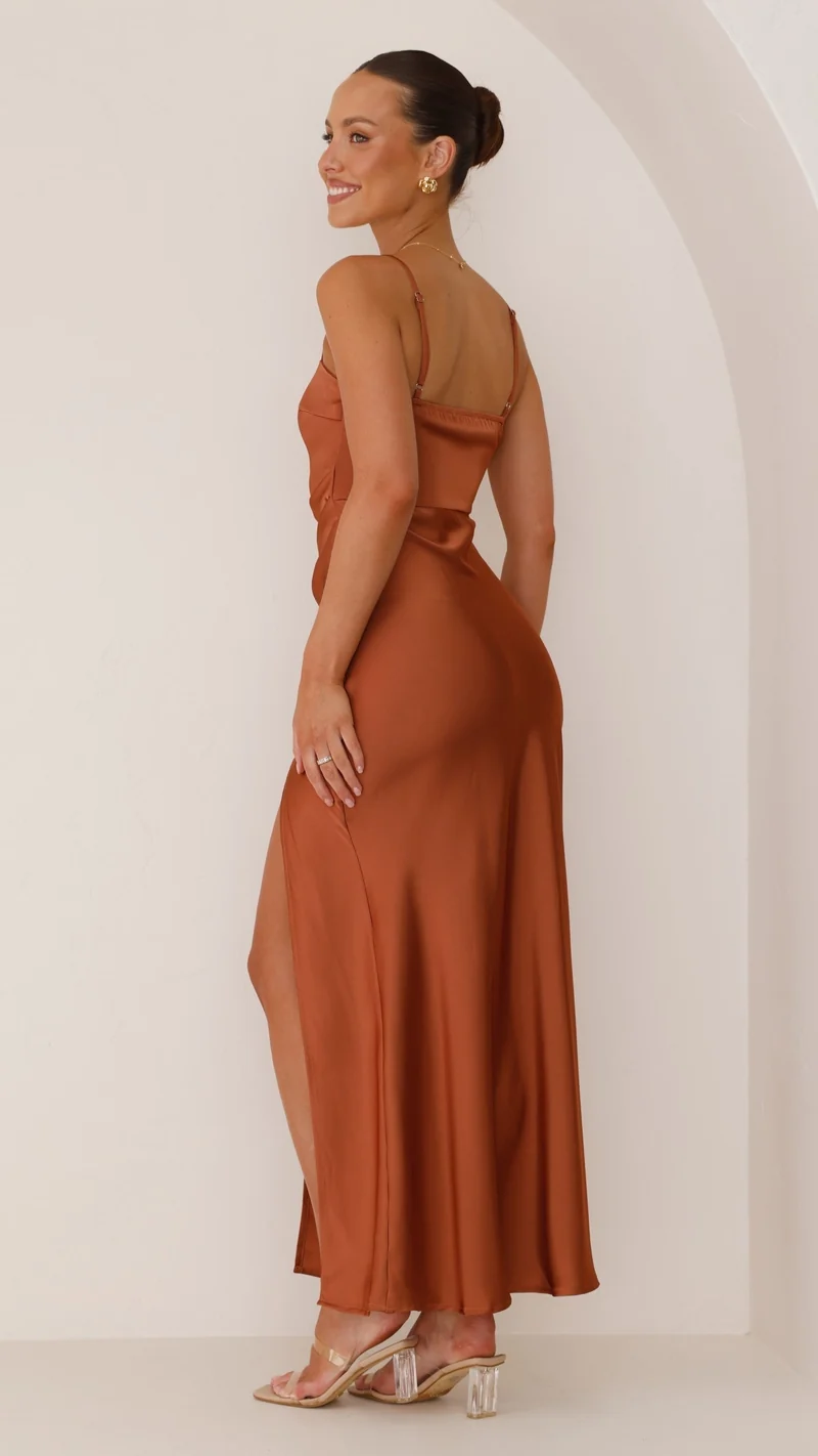 Robe Maxi Simple – Robe en Satin à Bretelles Fines et Fente Haute