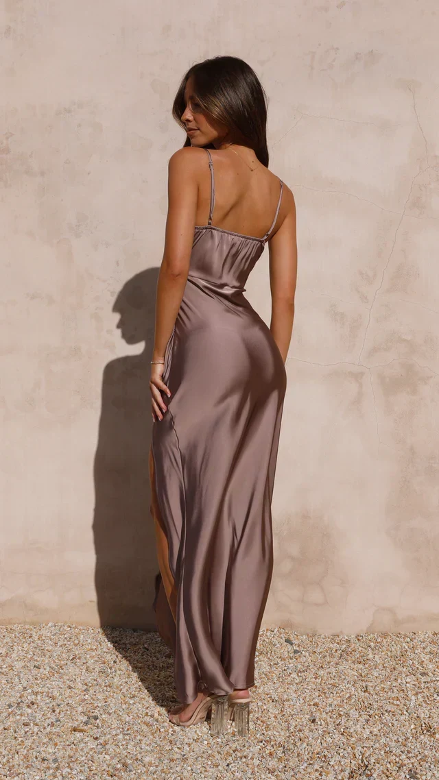Robe Maxi Simple – Robe en Satin à Bretelles Fines et Fente Haute