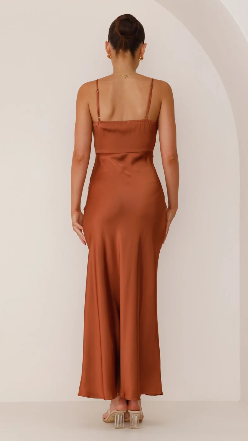 Robe Maxi Simple – Robe en Satin à Bretelles Fines et Fente Haute