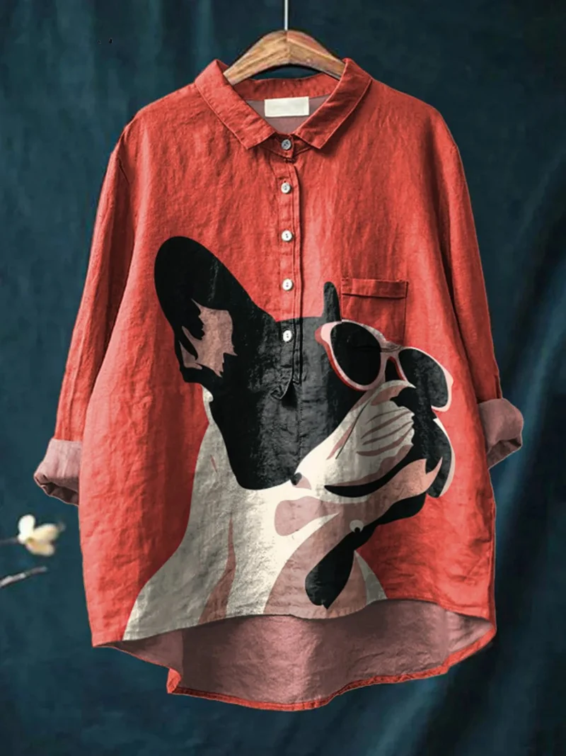 Samantha | Motif Décoratif de Bouledogue Français Portant des Lunettes de Soleil sur Fond Rouge Chemise Décontractée