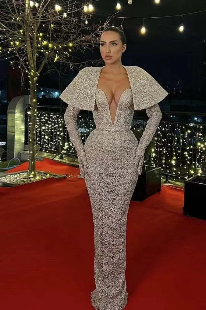 Robe de bal sirène argentée à manches longues et décolleté en V profond avec paillettes