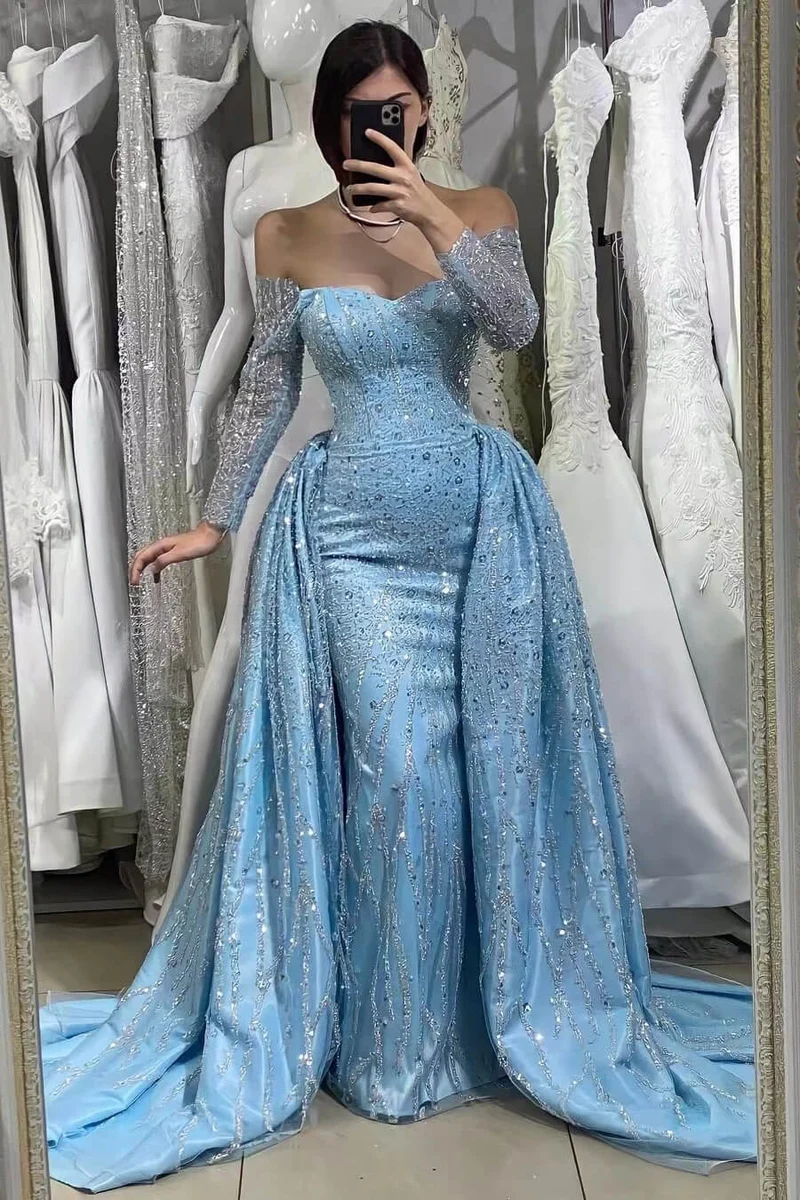 Robe de soirée élégante à sequins bleus, épaules dénudées, décolleté en cœur et longs volants