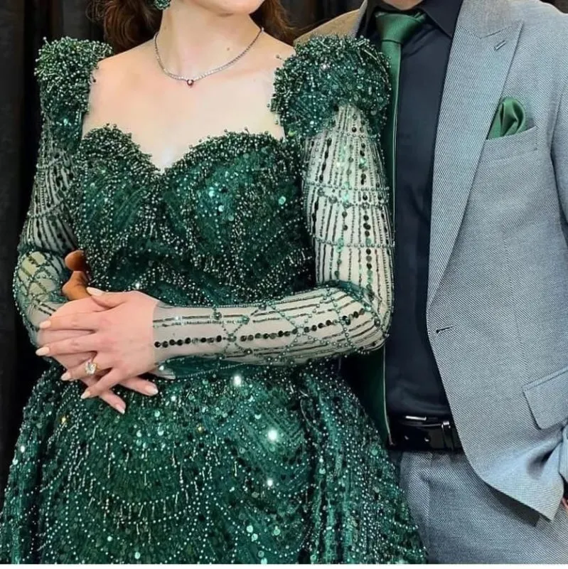 Robe de bal élégante à appliques vertes : robe sirène à manches longues avec détails raffinés