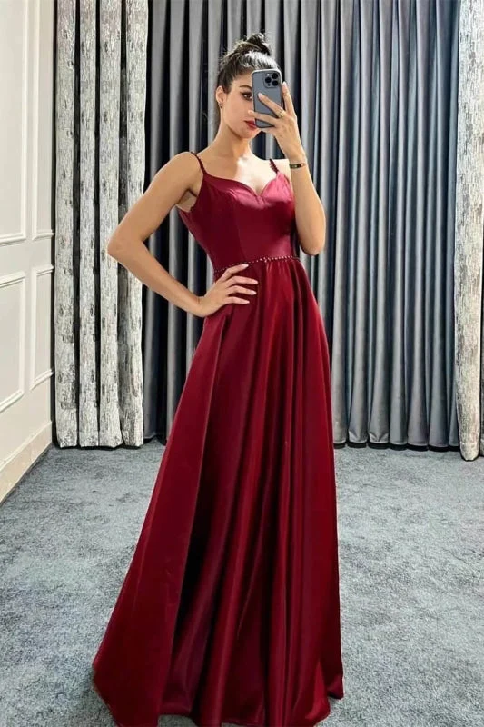 Robe de bal élégante à bretelles spaghetti et décolleté en cœur, avec détails perlés complexes