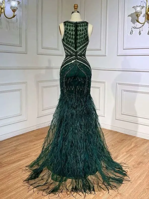Robe de bal élégante à paillettes vertes avec col en V perlé et plumes