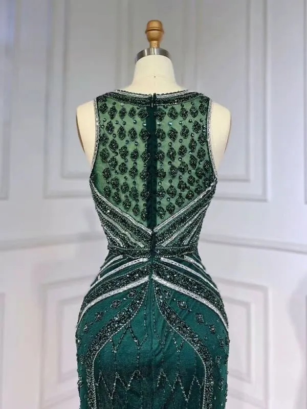 Robe de bal élégante à paillettes vertes avec col en V perlé et plumes