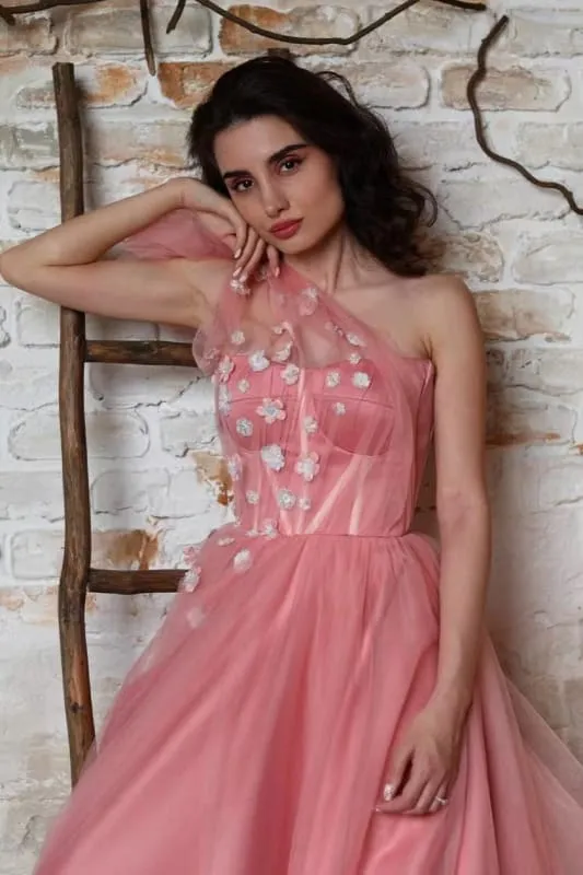 Robe de bal élégante en tulle à une épaule sans manches avec appliqués exquis