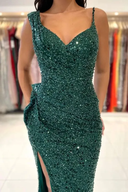 Robe de bal élégante à bretelles spaghetti et sequins verts, avec plis et fente