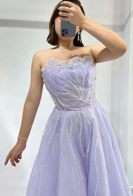 Robe de bal élégante en tulle lilas sans bretelles, coupe trapèze, avec ornements en perles et paillettes