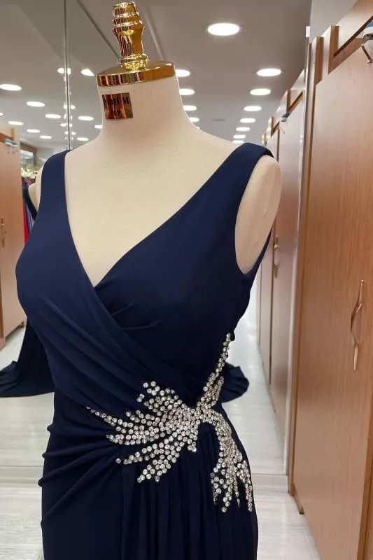 Robe de bal élégante bleu marine foncé à col en V et bretelles en strass